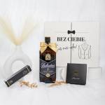 Wedding Box z prośbą o świadkowanie dla niego i Ballantines 7yo