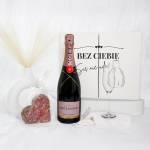 Wedding Box z prośbą o świadkowanie dla niej i szampanem Moët