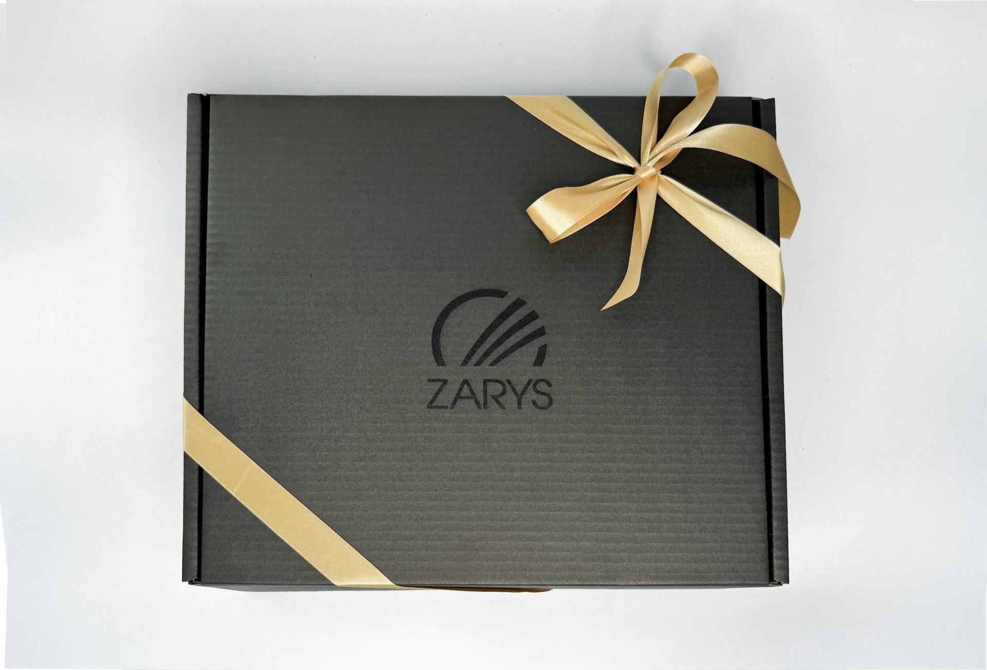 czarne-pudelko-zarys-zlota-wstazka-scaled-1.jpg