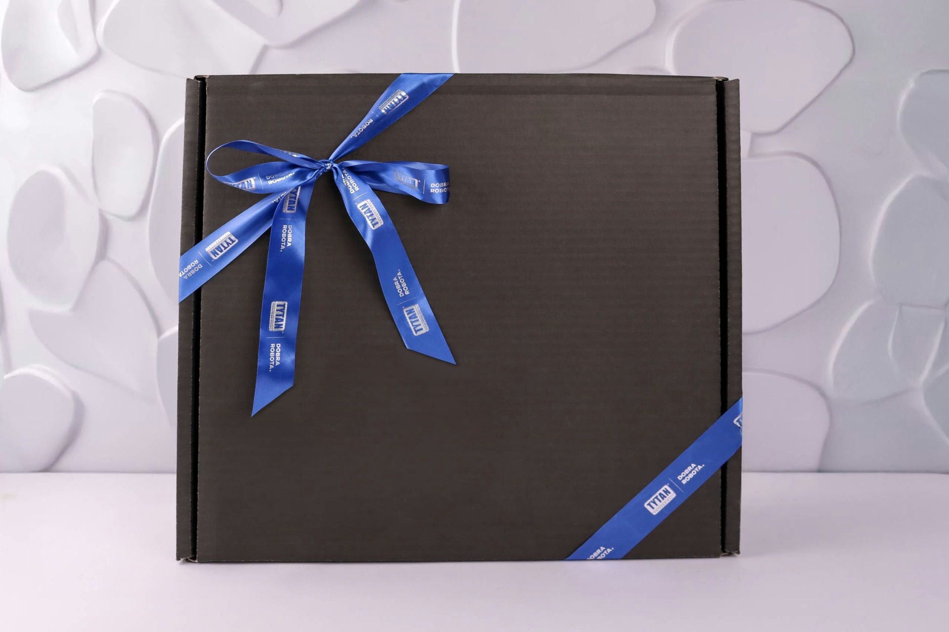 czarne-pudelko-ze-wstazka-scaled-1.jpg