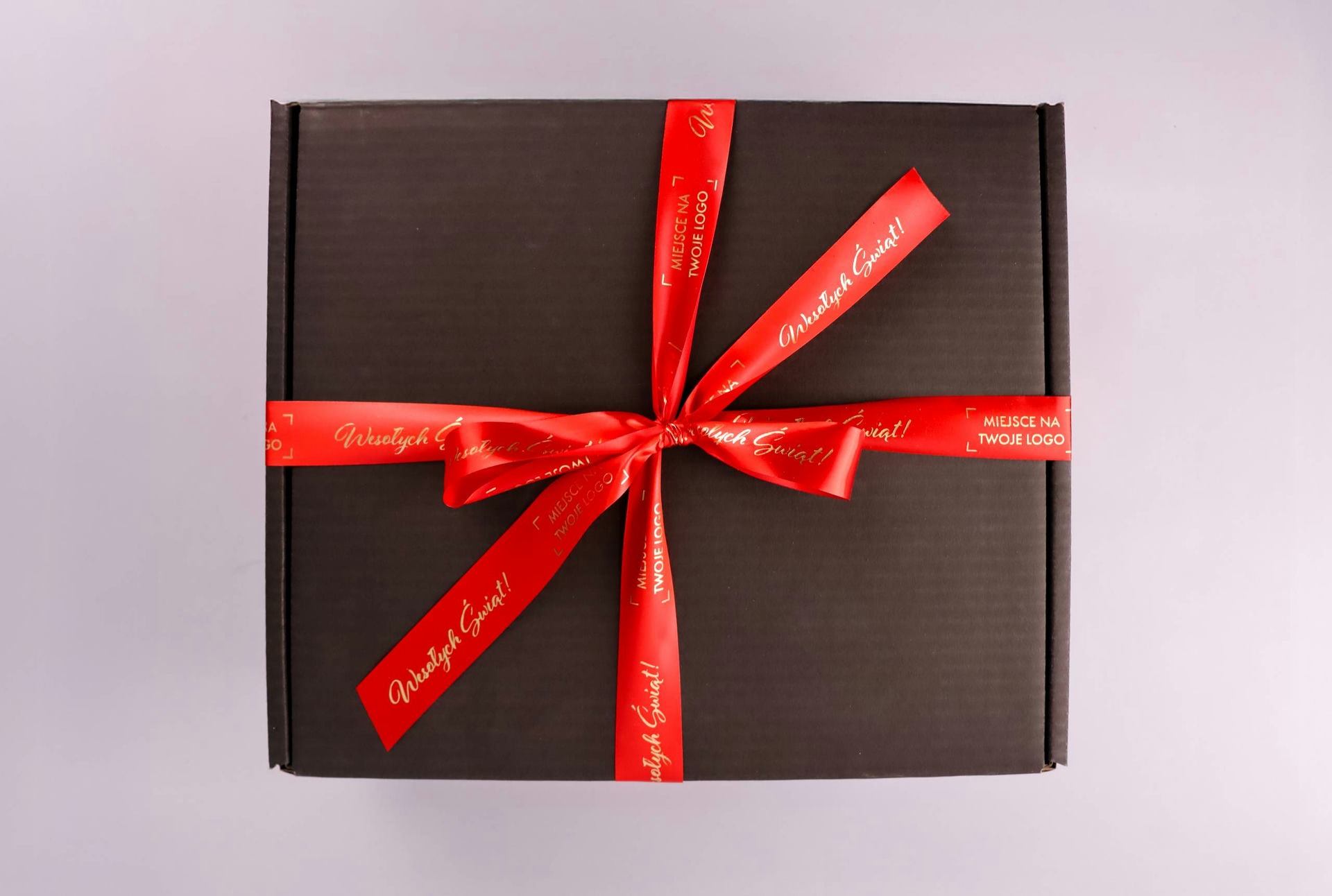 czarne-pudelko-ze-wstazka-z-logo-scaled-1.jpg